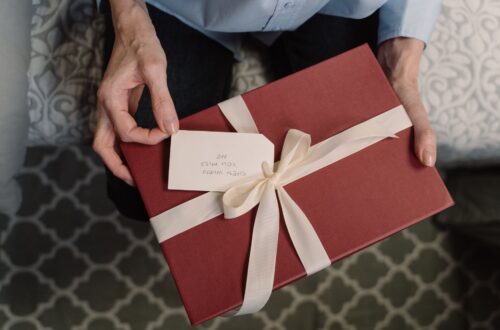 Farewell Gift Etiquette for Coworkers: What to Give, When to Give It, and How to Avoid Awkwardness