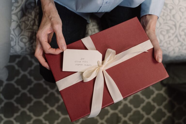 Farewell Gift Etiquette for Coworkers: What to Give, When to Give It, and How to Avoid Awkwardness