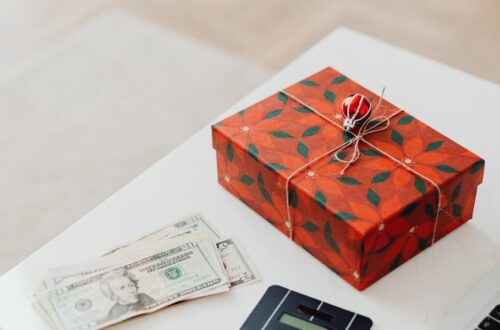 Wedding Gift Etiquette Explained: How Much to Spend, What to Give, and When Cash Is Appropriate