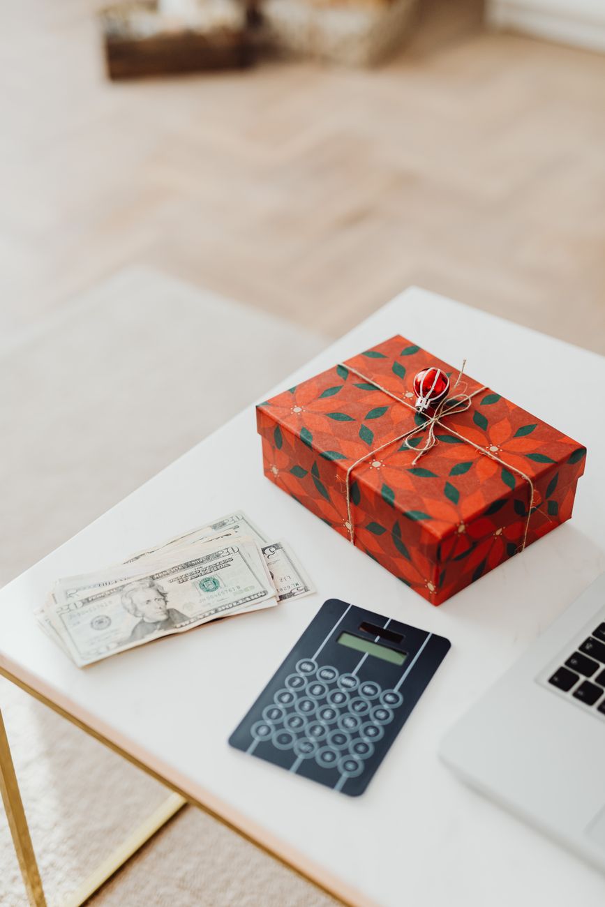 Wedding Gift Etiquette Explained: How Much to Spend, What to Give, and When Cash Is Appropriate