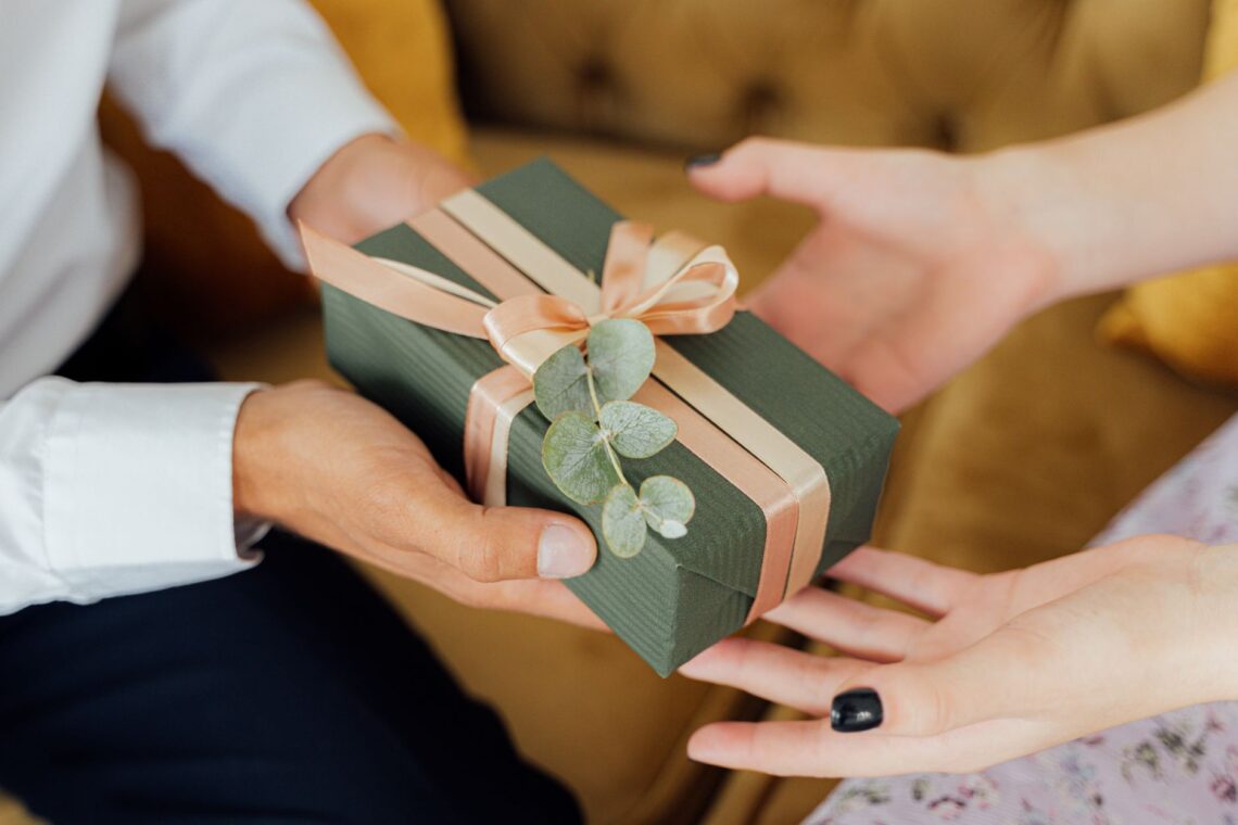 Why Personalized Gifts Strengthen Relationships: The Psychology Behind Thoughtful Giving